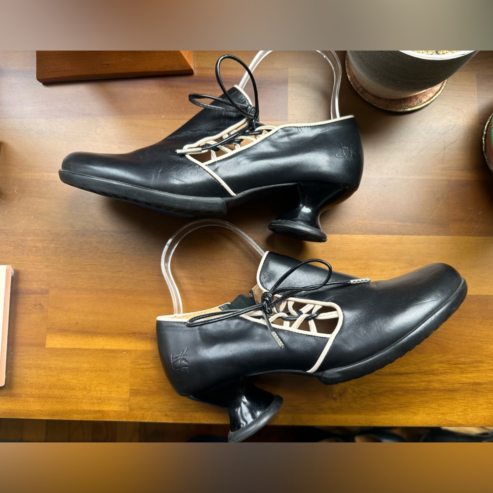 SOLD! Fluevog NEARLY NEW Enneagram Receptive side lace-up black/cream heel - 8 - Picture 7 of 16